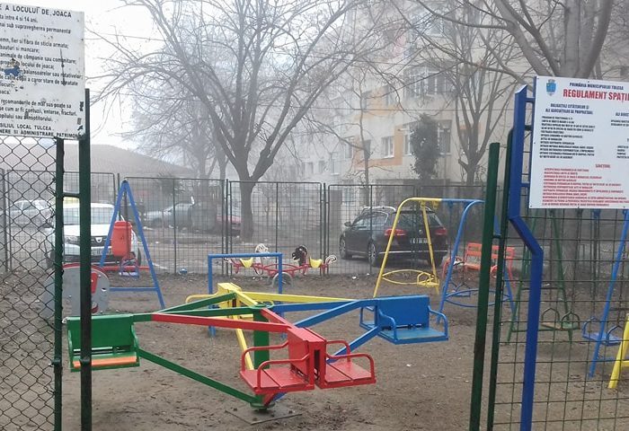 Locul de joacă din C5, închis de Protecția Consumatorilor la sesizarea USR Tulcea, a fost reparat