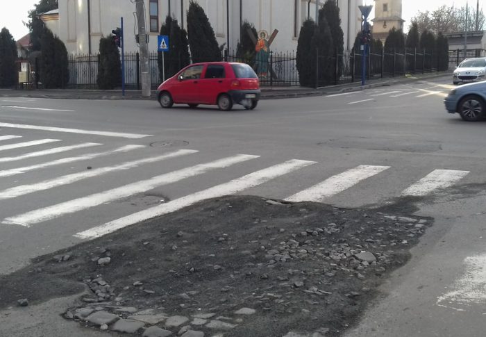 Ce notă ar da domnul profesor Constantin Hogea stării drumurilor din oraș?